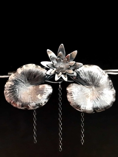 Broche Water Lily. Plata oxidado 9x3,5x1,2cm 15,5g en internet