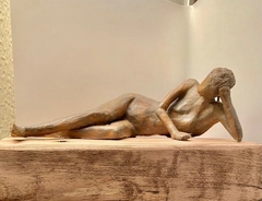 Soleada / escultura en cerámica gres / 13 x 36 x 19 cm / Base: 13 x 36 x 19 cm -madera-