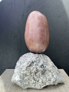 Vida -escultura en piedra intervenida -Medidas: Alto: 75cm Ancho: 53cm Profundo: 35cm