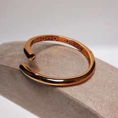 BRACELETE ROMA é uma semijoia com design contemporâneo e atemporal. É banhado a ouro. É elegante para ocasiões diurnas e noturnas. Visão detalhada. Semijoia da Allegra.