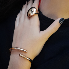 BRACELETE ROMA é uma semijoia com design contemporâneo e atemporal. É banhado a ouro. É elegante para ocasiões diurnas e noturnas. Nesta sugestão, a modelo usa o BRACELETE ROMA com o ANEL ROMA. Semijoia da Allegra.