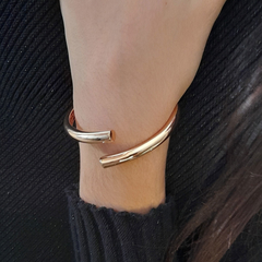 BRACELETE ROMA é uma semijoia com design contemporâneo e atemporal. É banhado a ouro. É elegante para ocasiões diurnas e noturnas. Semijoia da Allegra.