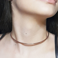 A CHOKER MILÃO é uma semijoia com design contemporâneo e atemporal. É banhada a ouro rosê. É elegante para ocasiões diurnas e noturnas. Semijoia Allegra.