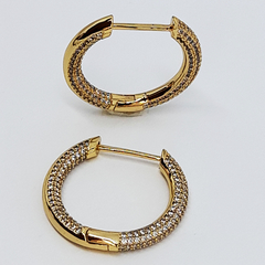 BRINCO PARIS - BRINCO DE ARGOLA MÉDIO BANHADO A OURO 18K CRAVEJADO DE ZIRCÔNIAS 2,5 cm - ALLEGRA Acessórios e Moda Para Mulheres