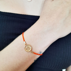 PULSEIRA SUMMER JADE LARANJA BANHADA A OURO 18K E MEDALHA DE SÃO BENTO 17 A 22 cm - ALLEGRA Acessórios e Moda Para Mulheres