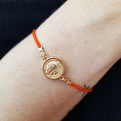 PULSEIRA SUMMER JADE LARANJA BANHADA A OURO 18K E MEDALHA DE SÃO BENTO 17 A 22 cm - loja online