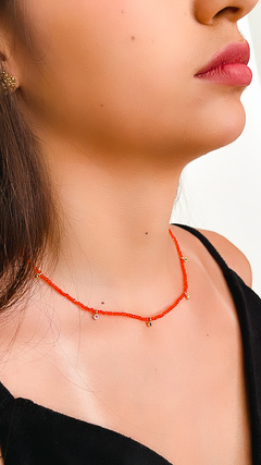 CHOKER SUMMER JADE LARANJA E PONTOS DE LUZ COLORIDOS BANHADO A OURO 18 K - 40 cm