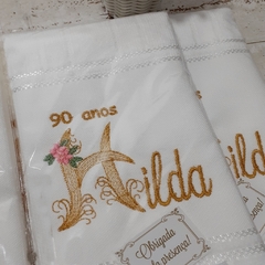 comprar-lembrança-de-aniversário-toalha-bordada-personalizada