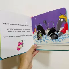 Pequeño lobo se baña solo en internet
