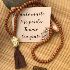 Japamala de 108 Contas de madeira com Buda em pedra Howlita bege. Proporciona Harmonia e Elevação Espiritual. - comprar online