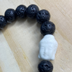 Pulseira de contas de lava vulcânica preta e mini Buda - comprar online