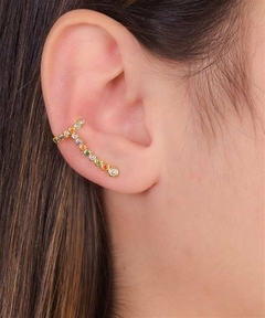 EAR CUFF COM ZIRCÔNIAS REDONDAS COLORIDAS BANHADO A OURO 18K