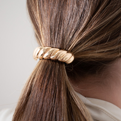 PRENDEDOR DE CABELO BOLEADO *PONY CUFF* BANHADO A OURO