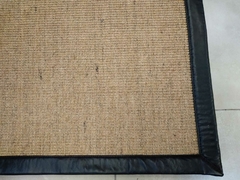 #345 CARPETA SISAL SCN 3m x 1.52m CON RIBETE DE CUERO MARRÓN AFRICANO 4CM - Alfombras Alsina 