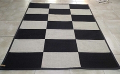 #425 CARPETA SISAL DAMERO ( TIZA Y NEGRO ) 2.10m x 1.80m CON RIBETE DE CUERO NEGRO 3cm - comprar online