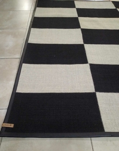 #425 CARPETA SISAL DAMERO ( TIZA Y NEGRO ) 2.10m x 1.80m CON RIBETE DE CUERO NEGRO 3cm