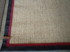 #414 CARPETA SISAL TIZA MELANGE 1.38m x 1.25m CON DOBLE RIBETE DE LONETA ( Negra panam..4cm / Bordó 2cm)