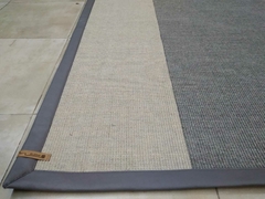 #419 CARPETA RAYADA 2m X 1.90m ( TIZA Y GRIS) CON RIBETE DE CUERINA GRIS 5cm - comprar online