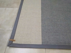 #419 CARPETA RAYADA 2m X 1.90m ( TIZA Y GRIS) CON RIBETE DE CUERINA GRIS 5cm en internet