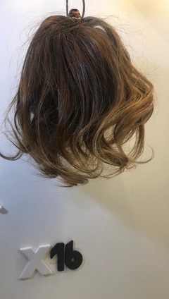 Penteado Fácil Cabelo Castanho Claro com Pontas Louro Escuro Dourado Ondulado 15cm