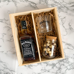 Whiskey Jack Daniel's 375ml + Copo + Petiscos | Caixa de Madeira M - comprar online