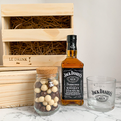 Whiskey Jack Daniel's 375ml + Copo + Petiscos | Caixa de Madeira M - Le Drink Box - Presentes Para Quem Ama Bons Drinks