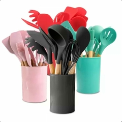 Kit 12 Utensílios De Cozinha Em Silicone Antiaderentes Com Cabo De Madeira Com Suporte Colher Espátula Pegador Concha Fouet Pincel Escumadeira Copo An - comprar online