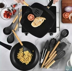 Kit 12 Utensílios De Cozinha Em Silicone Antiaderentes Com Cabo De Madeira Com Suporte Colher Espátula Pegador Concha Fouet Pincel Escumadeira Copo An