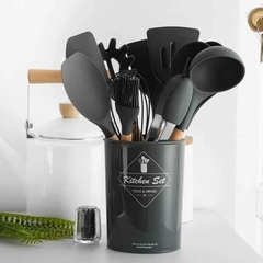 Kit 12 Utensílios De Cozinha Em Silicone Antiaderentes Com Cabo De Madeira Com Suporte Colher Espátula Pegador Concha Fouet Pincel Escumadeira Copo An - loja online