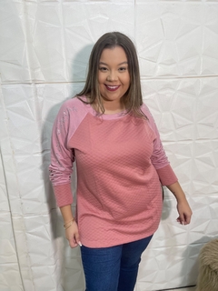 BLUSA ALONGADA PLUS COM MATELASSE ROSÉ