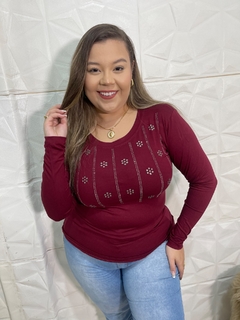 BLUSA BORDÔ COM FLORES DE BRILHOS