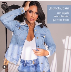 JAQUETA JEANS COM PÊLO NA GOLA