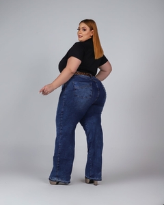 CALÇA JEANS PLUSSIZE WIDELEG JEANS CLARO COM BARRA DESFEITA - comprar online