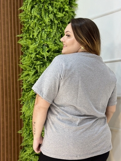 CAMISETA PLUSSIZE CINZA ESTILOSA na internet