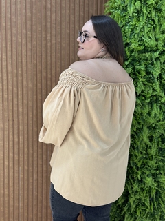 BLUSA PLUSSIZE VISCOLINHO OMBRO A OMBRO COM LATEX BEGE na internet