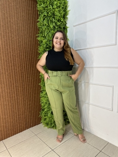 CALÇA ALFAIATARIA PLUSSIZE COM CINTO VERDE OLIVA