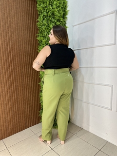 CALÇA ALFAIATARIA PLUSSIZE COM CINTO VERDE OLIVA - comprar online