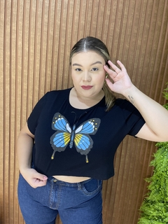 T-SHIRT CROPED PLUS PRETA BORBOLETA