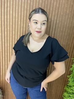 BLUSA EM CREPE COM BABADOS NA MANGA