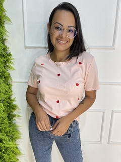 T-SHIRT ROSINHA COM CORAÇÕES BORDADOS