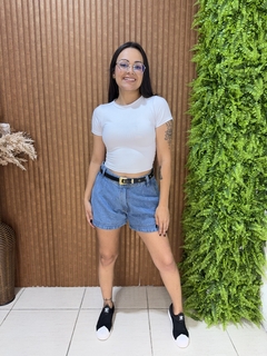 SHORT MOM CLARO COM CINTINHO