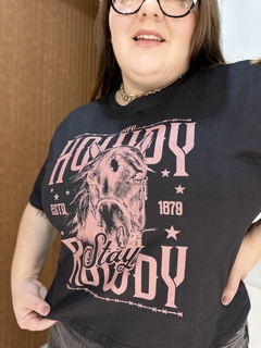 T-SHIRT CROPED HOWDY PRETA