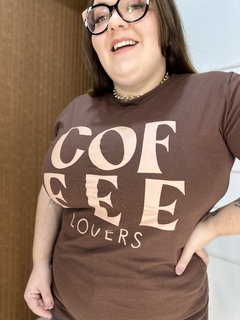 T-SHIRT PLUS COFFEE LOVERS MARROM - comprar online