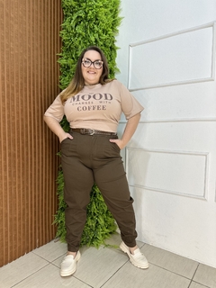 CALÇA COM CINTO SARJADO ZARA COM ELASTANO PLUSSIZE MARROM