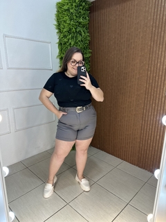 SHORT COM CINTO SARJADO COM ELASTANO PLUSSIZE CINZA