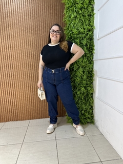 CALÇA JEANS PLUSSIZE COM PREGAS