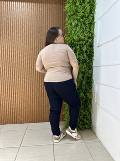 CALÇA PLUSSIZE BÁSICA ESCURA - comprar online