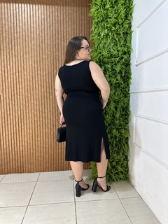 VESTIDO MIDI COM AMARRAÇÃO NA CINTURA PRETO na internet