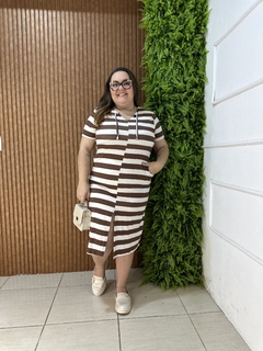 VESTIDO MIDI COM AMARRAÇÃO LISTRADO MARROM