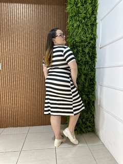 VESTIDO MIDI COM AMARRAÇÃO LISTRADO PRETO - comprar online